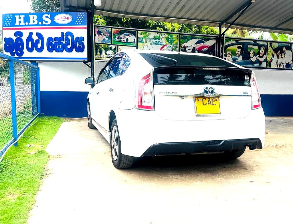TOYOTA PRIUS - photo 2 of 5