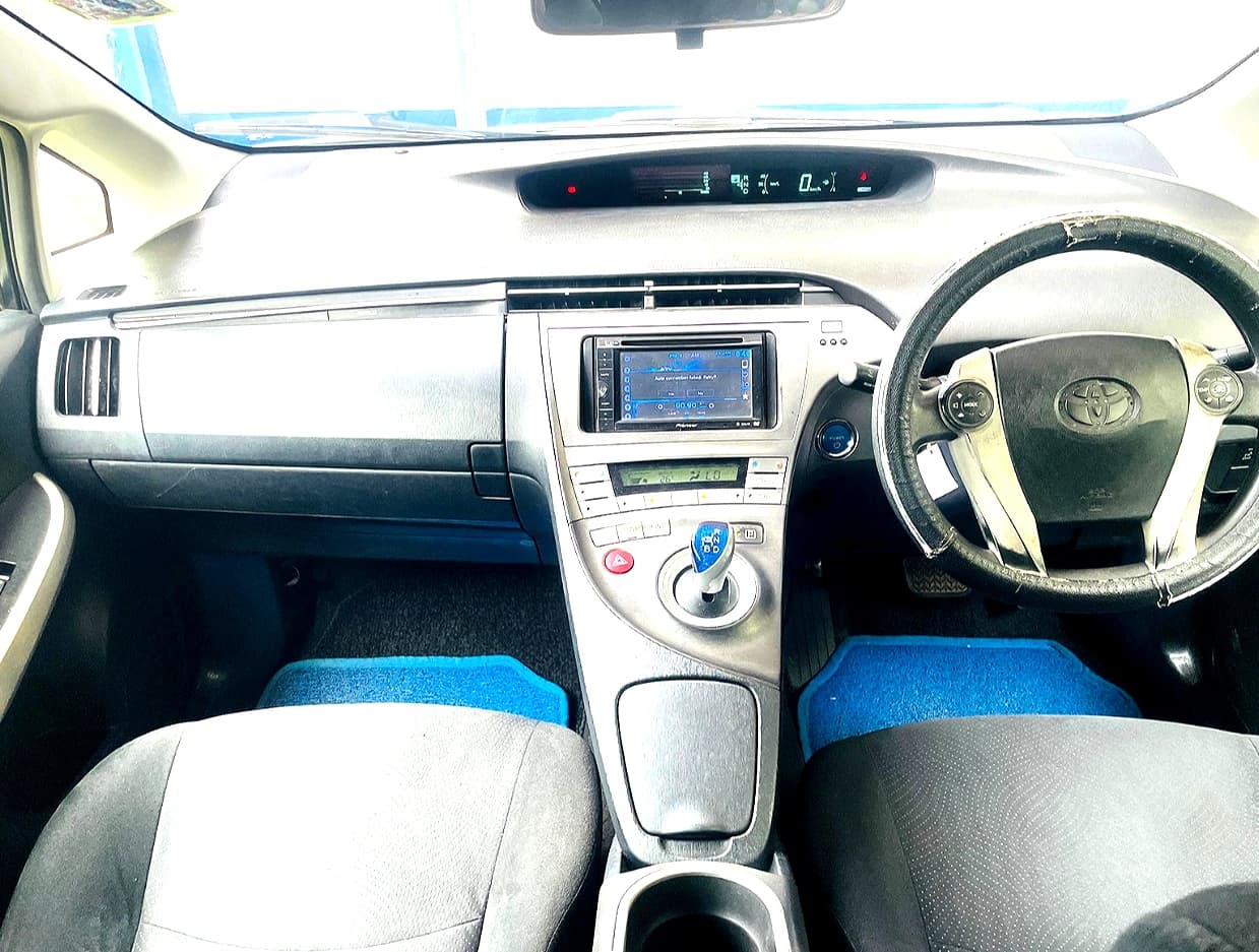 TOYOTA PRIUS - photo 4 of 5