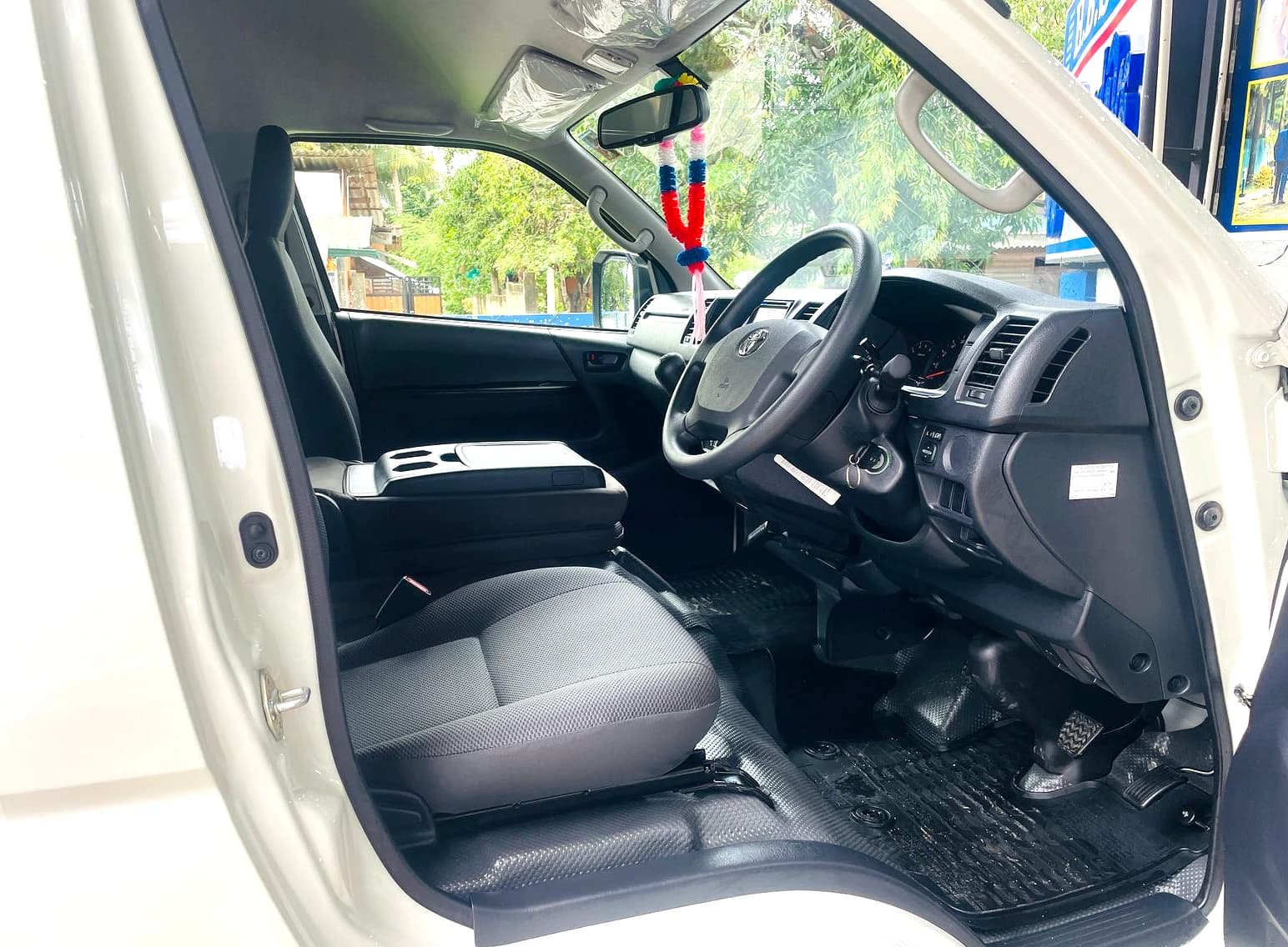 TOYOTA HIACE KDH HIGHROOF 2025 - photo 5 of 6